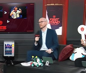 垃圾给我滚一边去!英文流舞台赛后:主持人直接扔掉了TES队标的牌子