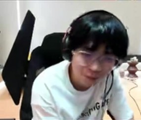 这么真实嘛?大黄:321加油太尬 我在TES都是假喊 只动嘴不出声