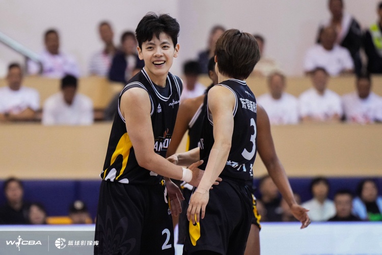 东莞女篮依靠团队篮球“以下克上” 时隔六年再度捧起冠军奖杯