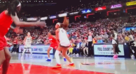 ?凯特琳凶狠恶犯!里斯起身就要干架+怒骂:你个疯碧池!